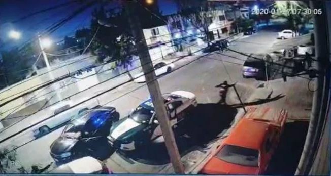 Vídeo: Emboscan 7 sicarios a joven que llegó en patrulla a su casa, en CDMX