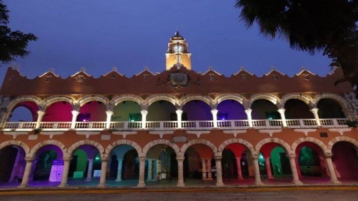 Iluminan Palacio Municipal de Mérida con colores LGBTTTIQ+