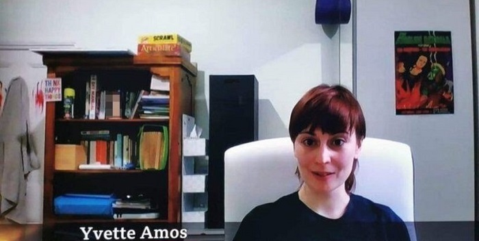 VIDEO: Juguete de intimidad exhibe a mujer en plena entrevista