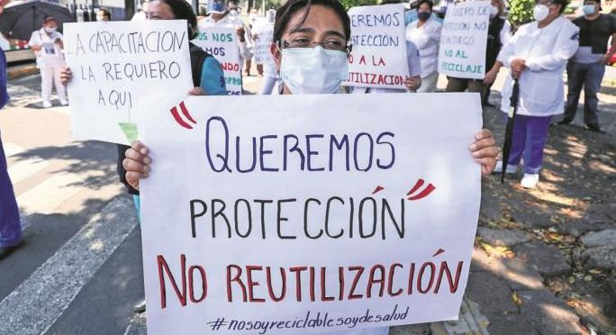 “Nos obligan a usar cubrebocas usados”: protestan médicos y enfermeras del INER