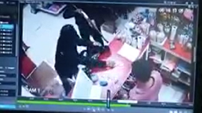 (VIDEO) Sujetos armados asaltan tienda en Akil