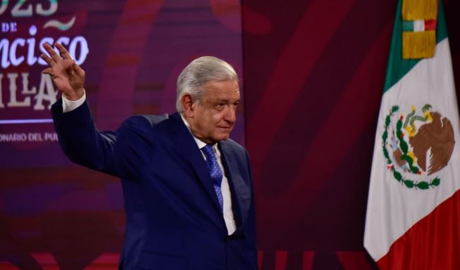 Ordenan retirar "mañaneras" de AMLO por propaganda electoral