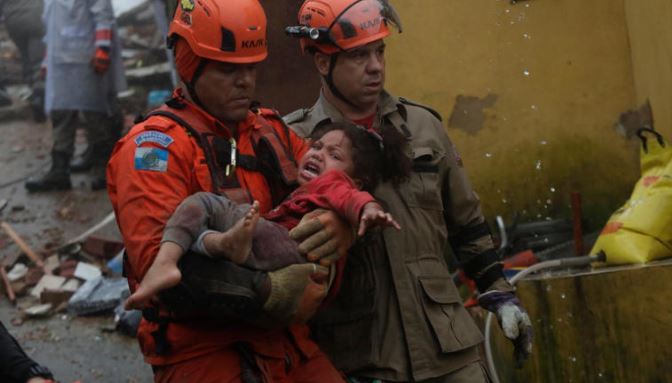 Brasil: Rescatan a niña tras 16 horas bajo el lodo por fuertes lluvias