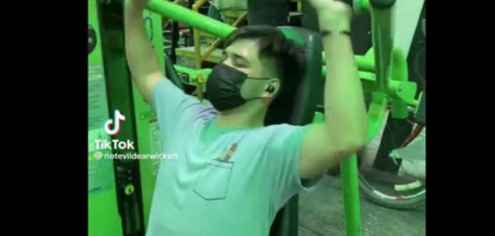 (VIDEO) Va al gimnasio por primera vez y acaba en urgencias por terrible lesión