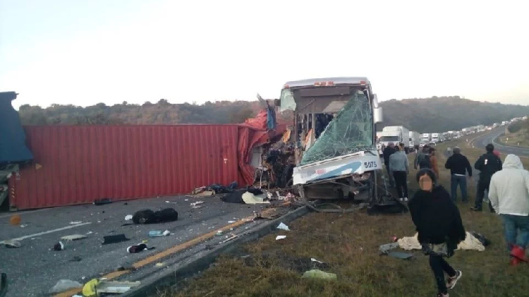 Accidente deja 17 heridos en la Autopista Morelia-Panindicuaro