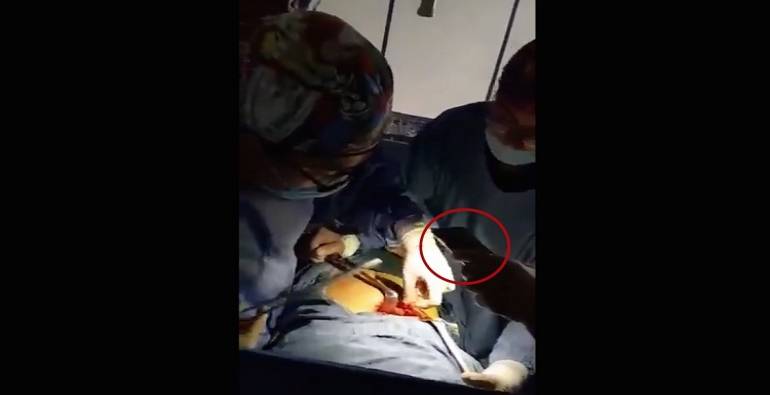 VIDEO: Doctores de hospital en Tabasco operan con la luz de un celular por apagón