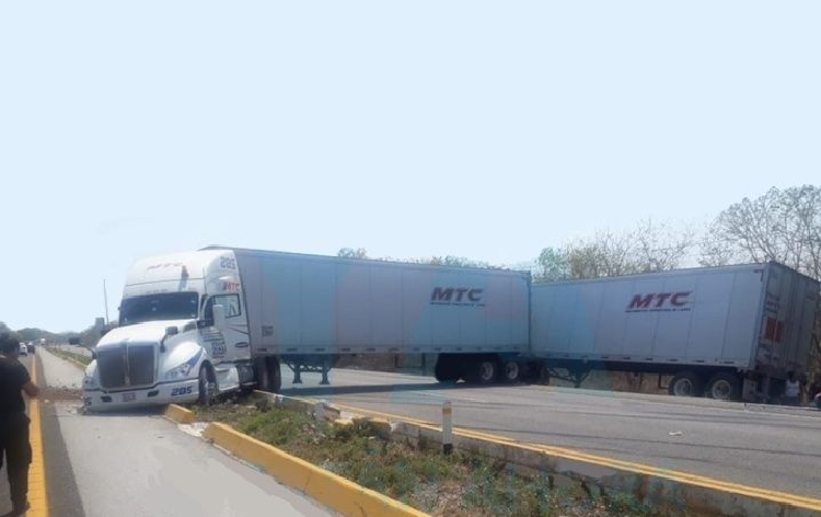 Tráiler bloquea la carretera Mérida-Campeche tras "pestañeo" de su guiador