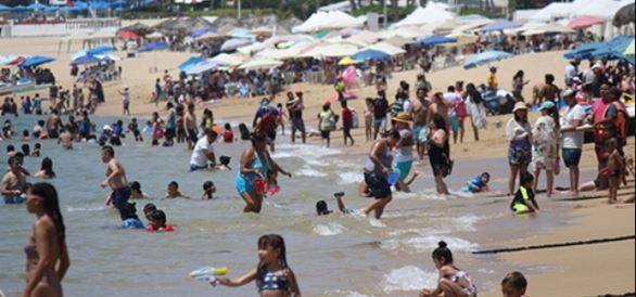 Turistas acuden a playas de Acapulco por Semana Santa pese a covid-19