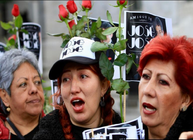 Fans cantan éxitos de José José afuera de Bellas Artes