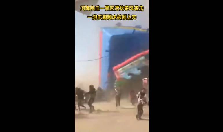 VIDEO: Potente tornado hace salir volando un castillo inflable con niños en su interior, en China