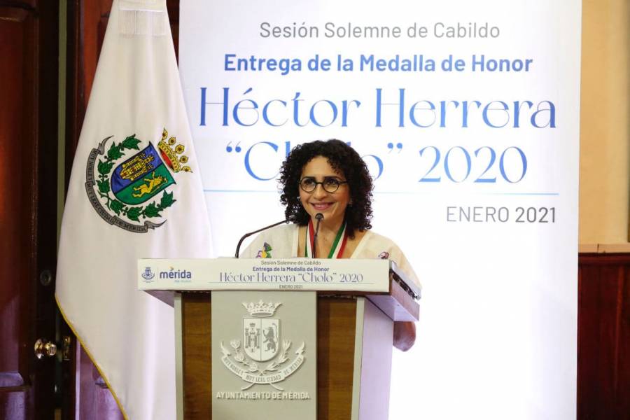 Recibe la medalla Héctor Herrera “Cholo” la titiritera Andrea Herrera López