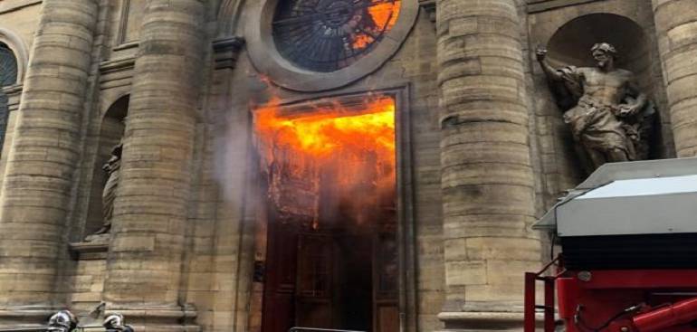 Profanan una docena de iglesias en Francia en la última semana