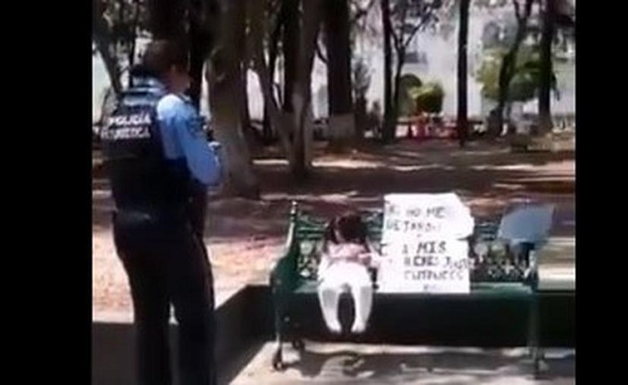 Video: Poblana amarra a su hija y la abandona en banca de un parque público