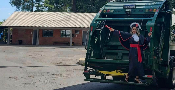 Celebra su título universitario con fotos en el camión de basura donde trabajaba