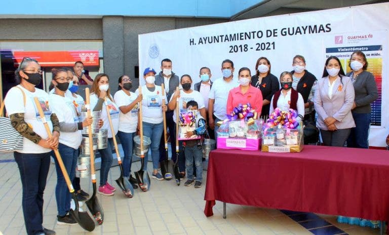 ¿Es burla? Alcalde de Sonora regala palas y cubetas a buscadoras de desaparecidos