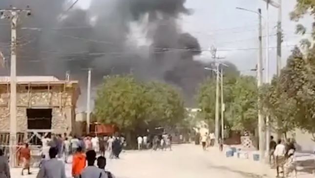 Coche bomba deja al menos 15 muertos en Somalia