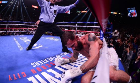 Caleb Plant fue al hospital tras ser noqueado por el Canelo