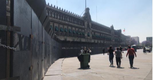 CDMX blinda con vallas Palacio Nacional y comercios por marcha del 8M
