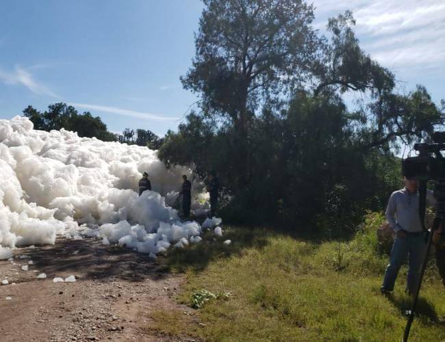 (Video) Alerta en Puebla por avance de espuma tóxica