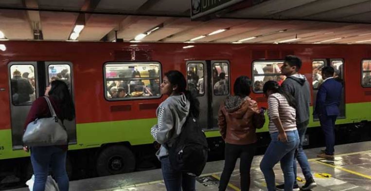 CDMX: Mujer con bebé en brazos se arroja a vías del Metro