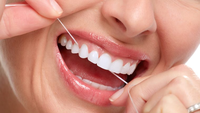 Uso de hilo dental coadyuva en la salud bucal