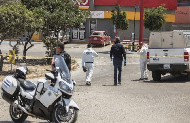 Atacan a 2 personas afuera de una tienda en Tijuana