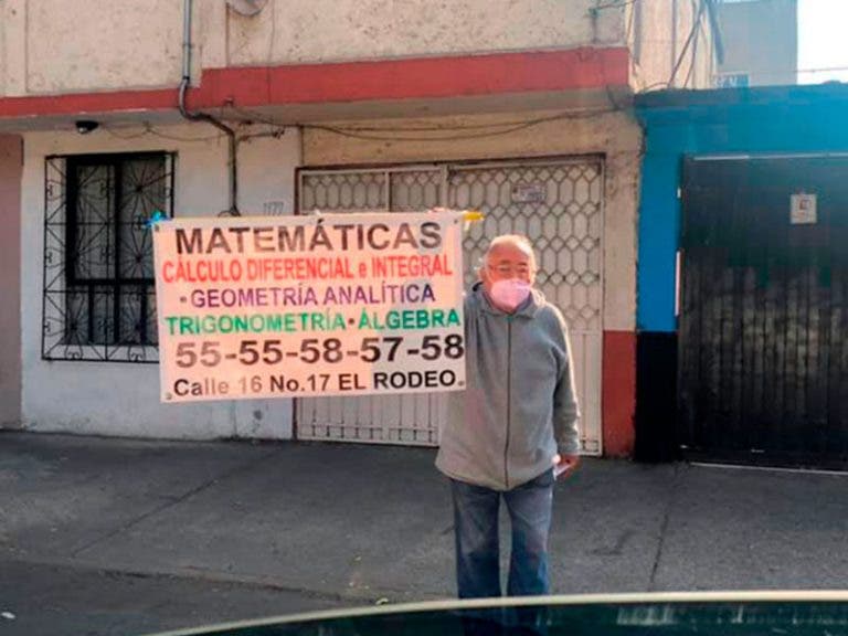 Abuelito ofrece dar clases de matemáticas en calles de la CDMX