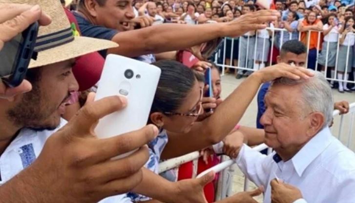 AMLO da besos y abrazos en Tabasco; hace caso omiso a medidas de seguridad