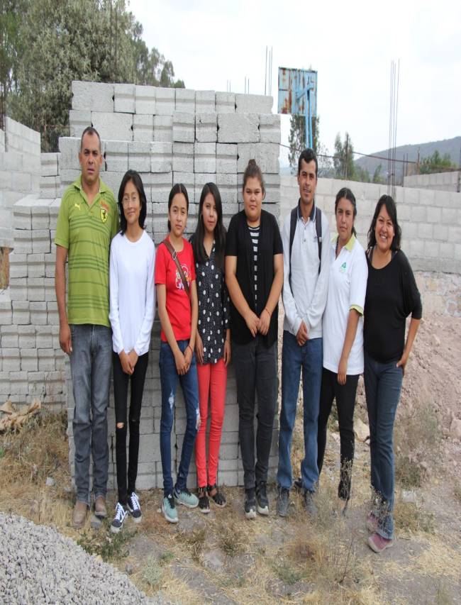 Jóvenes juntan sus becas para ayudar a construcción de escuela