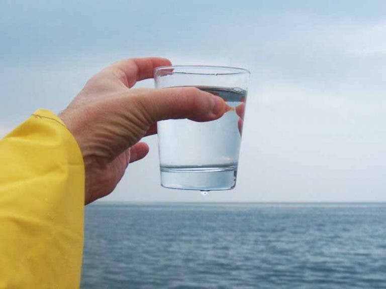 Científicos convierten agua de mar en agua potable con luz solar