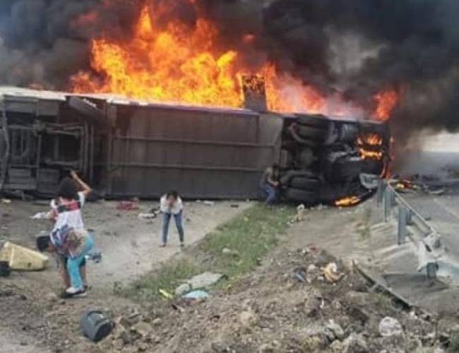 Volcadura fatal: camión se incendia y mueren casi 20 turistas