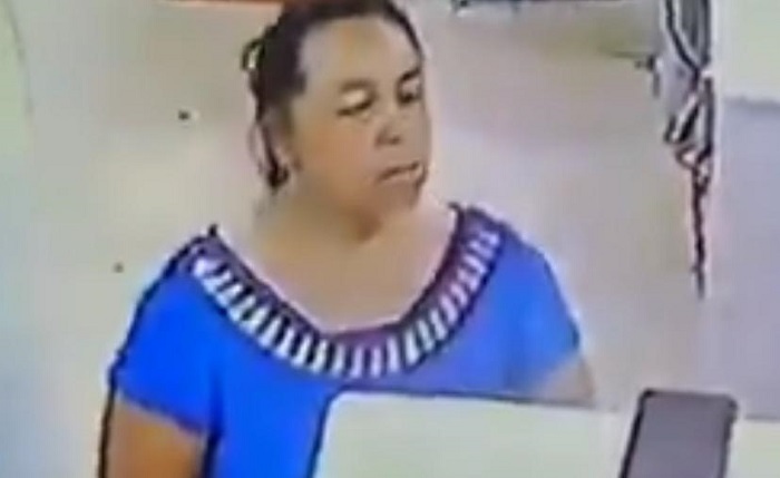 (Video) Mujer roba el celular del médico que atendía a su hermano