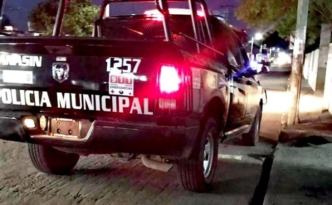 Doble infracción: Patrulla de Kanasín estacionada en paso peatonal y sin placas