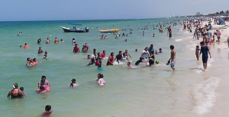 Familias aprovechan puente y el calor para disfrutar de las playas