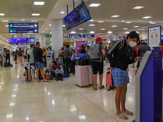 Turistas rumanos varados en Cancún, denuncian a México por ‘discriminación’