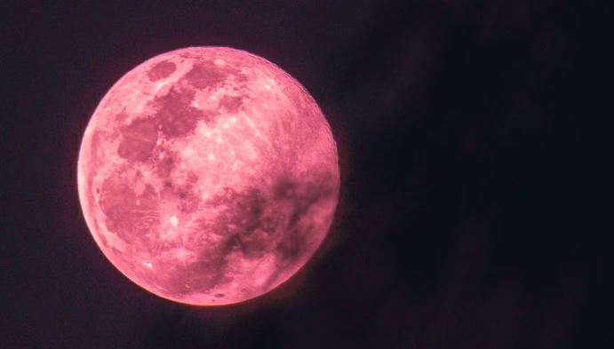 La hora exacta para ver la luna llena rosa en abril
