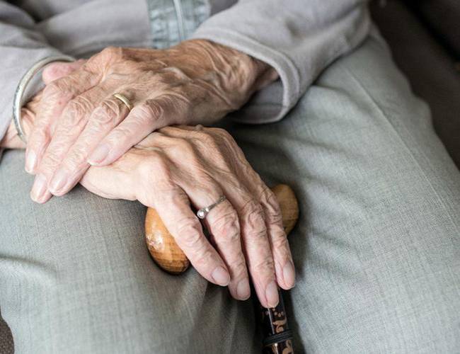 Abuelita golpea con su bastón a ladrón y logra salvar su tienda