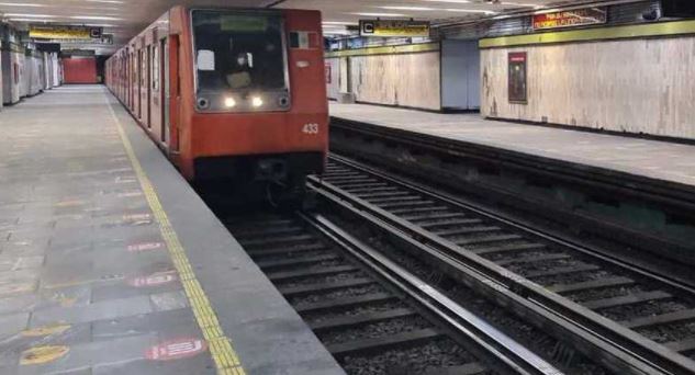 CDMX: Sujeto intentó lanzar a su novia a vías del Metro; lo detienen