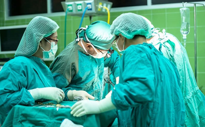 “Trágico error”: Cirujanos amputan pierna equivocada a un hombre de 82 años