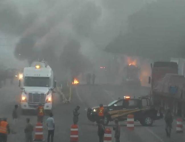 Se incendia "madrina" que transportaba 10 vehículos en la Mérida-Campeche