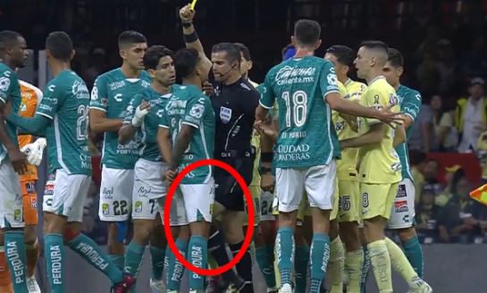 (VÍDEO) Algo nunca antes visto: Arbitro agrede a jugador de León de un rodillazo