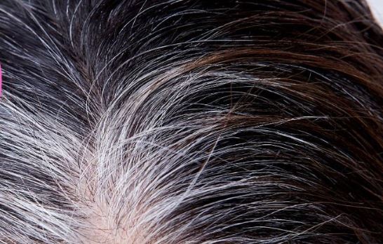 Cómo acabar con las canas sin necesidad de usar tinte