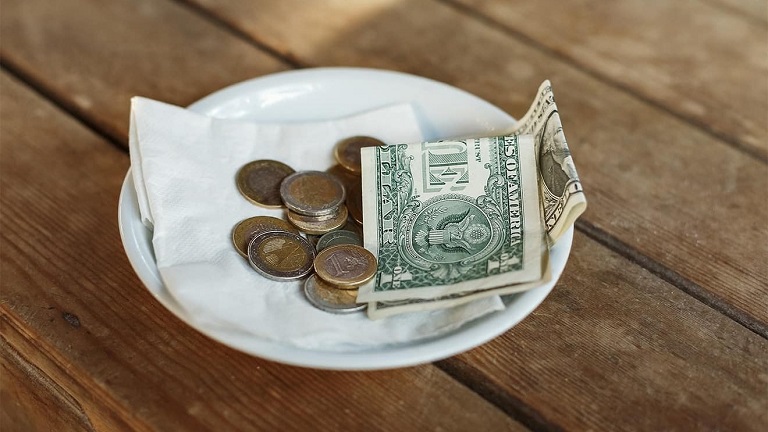 Hombre deja 10 mil dólares de propina en restaurante de Florida