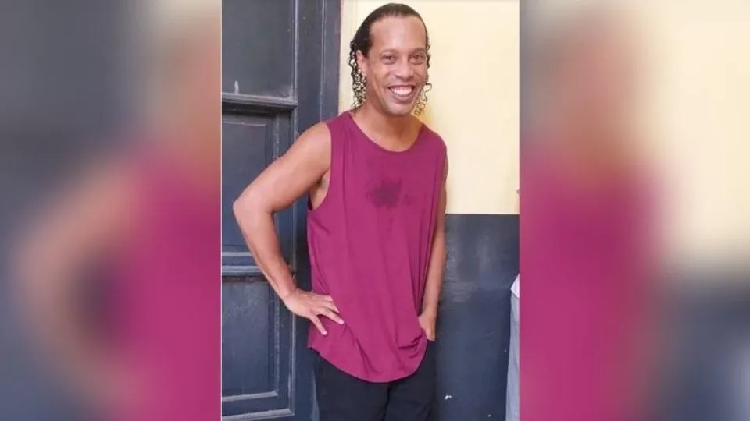 Ronaldinho cumple una semana arrestado; buscan a la empresaria que lo llevó a Paraguay