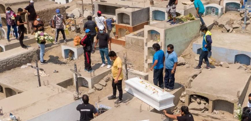 Perú sin espacios en cementerios para los muertos por COVID-19