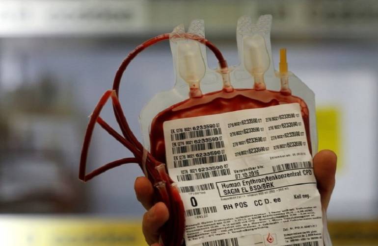 Condenan a enfermera por extraer a su hijo medio litro de sangre durante 5 años