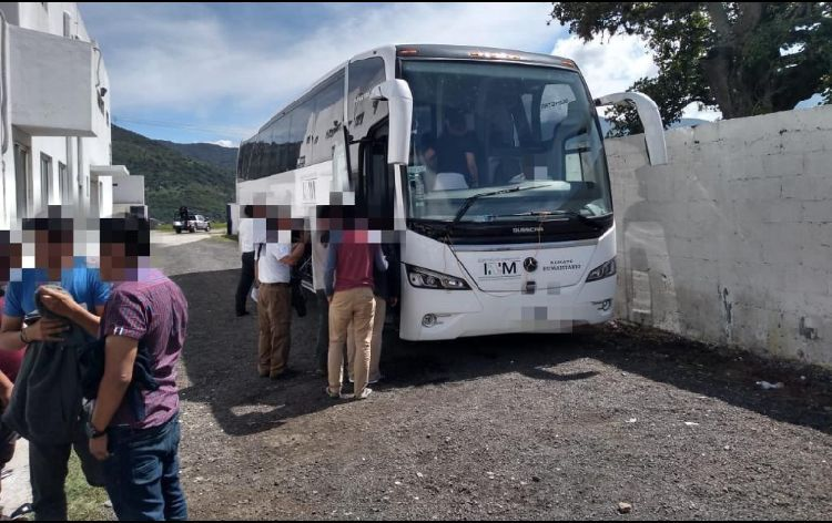Autoridades rescatan a 98 migrantes en Nogales, Veracruz