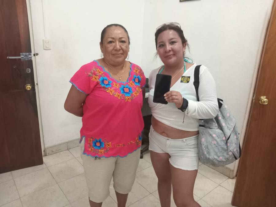Intendente del parador de Chichén Itzá halla un celular y lo devuleve a su dueña