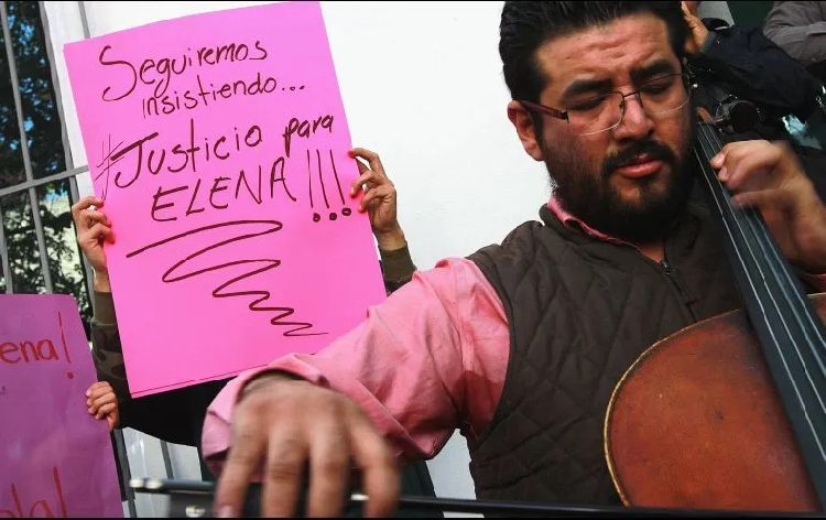 López Obrador promete justicia para saxofonista agredida con ácido