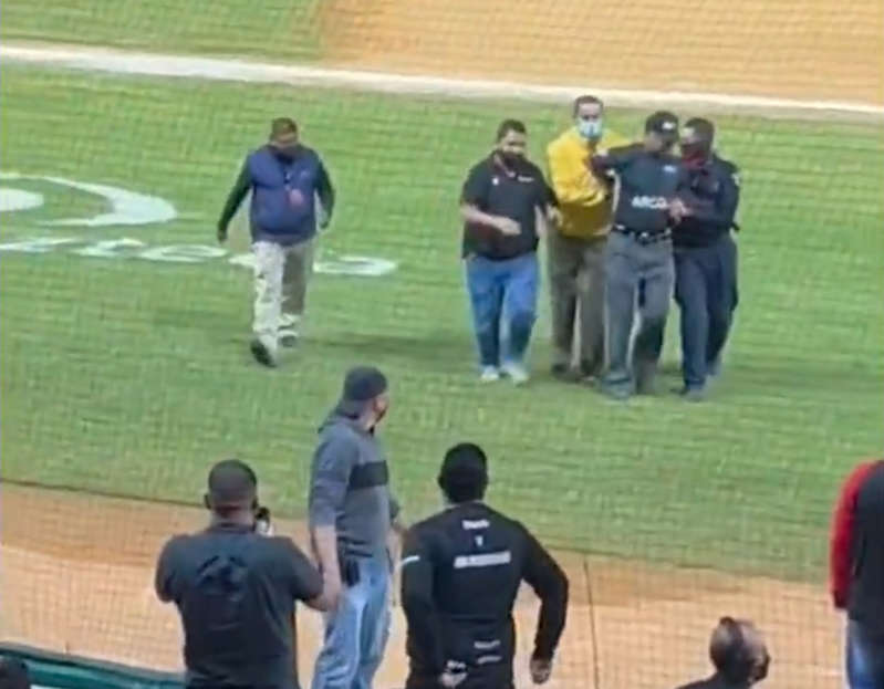 VIDEO: Umpire es detenido en pleno juego de béisbol por "estar ebrio"